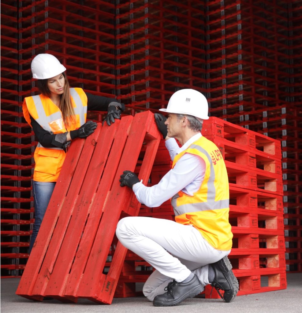 Rode pallets in een magazijn